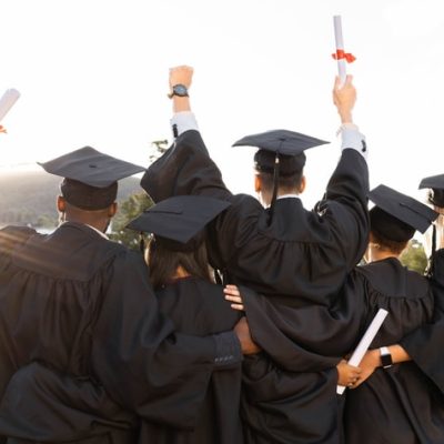 Copywriter for universities represented by a photo of a group of graduates on graduation day